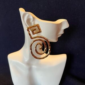 Elegant Gold Swirl Earrings